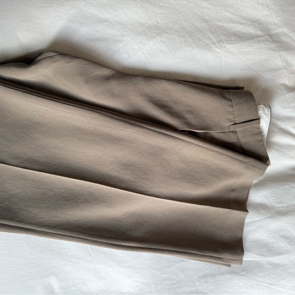 Aritzia Women's Effortless Pant in Nomad Taupe - Picture 5 of 5